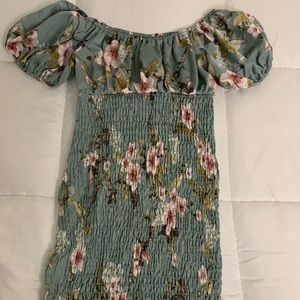 Green shrunken/fitted dress with flowers